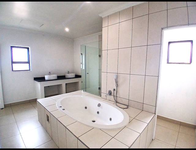4 BEDROOM GOLF ESTATE FOR SALE IN BLUE VALLEY GOLF ESTATE